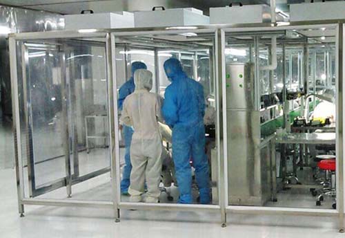 百級潔凈棚工作原理:風機從FFU頂部將空氣吸入,經初效過濾器,高效過濾器過濾,過濾后的潔凈空氣在整個出風面以0.45m/s±20%的風速勻速送出到潔凈棚內。