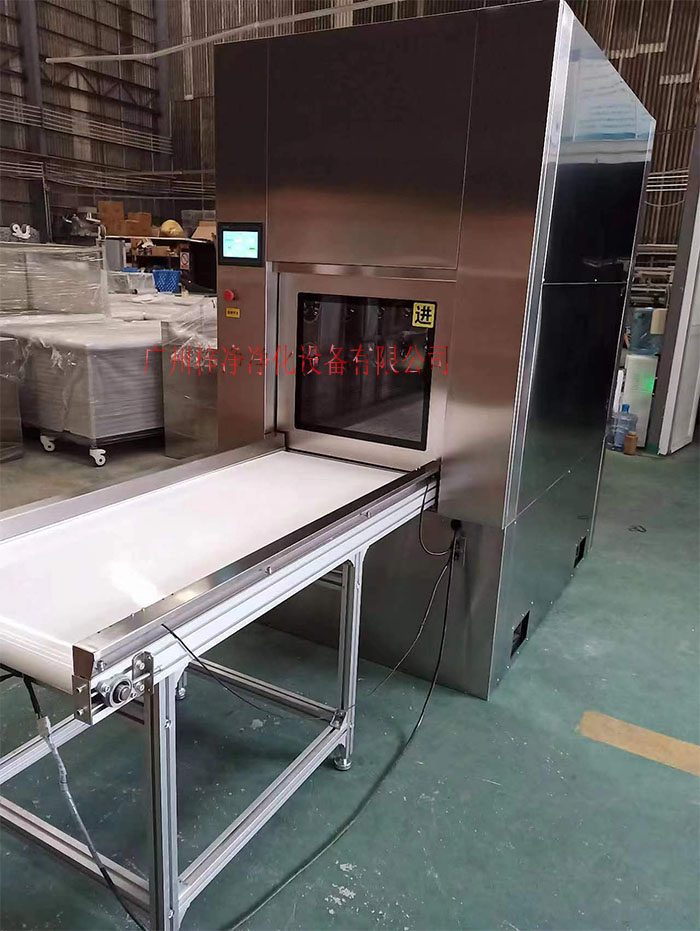 輸送帶傳遞窗還可吹淋被傳遞物品的表面，防止物品可能攜帶塵埃進(jìn)入潔凈室。
