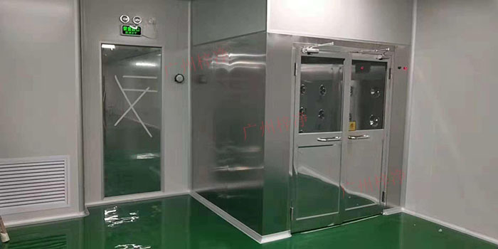風淋室能夠對進入潔凈室的人員或物品進行高效的風淋，以去除表面塵埃和微生物，確保潔凈室的環(huán)境質量。