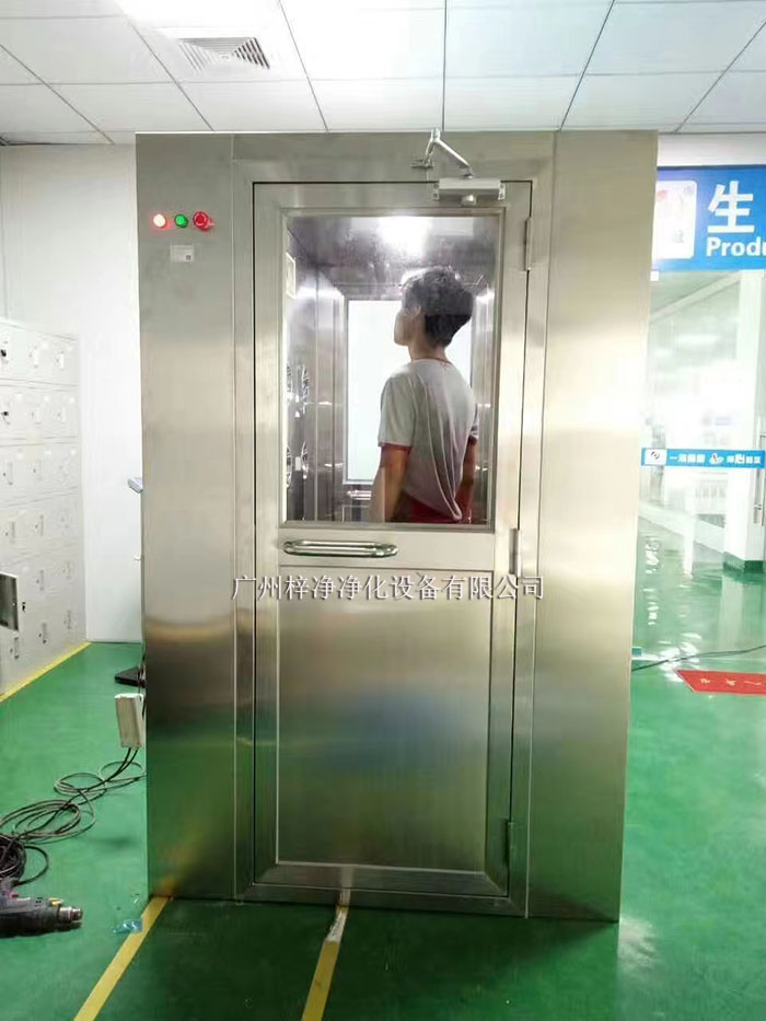 風淋室和貨淋室通常配備有集塵設備，如高效過濾器、吸塵器等。吹淋過程中脫落的灰塵和雜質(zhì)會被這些設備收集。
